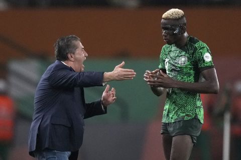 Ο Ζοσέ Πεσέιρο συνομιλεί με τον Βίκτορ Όσιμεν σε αγώνα της Νιγηρίας με την Ανγκόλα για το Κύπελλο Εθνών Αφρικής | 2 Φεβρουαρίου 2024