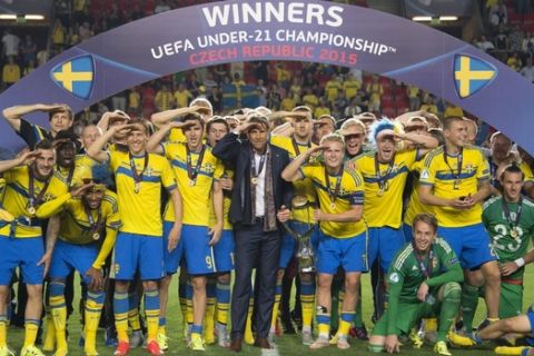 Sweden's team poses for a photo with the trophy after winning the UEFA Under 21 European Championship 2015 final football match between Sweden and Portugal in Prague on June 30, 2015. Sweden won the match 4:3 after penalty shoot-out. AFP PHOTO / JOE KLAMAR        (Photo credit should read JOE KLAMAR/AFP/Getty Images)