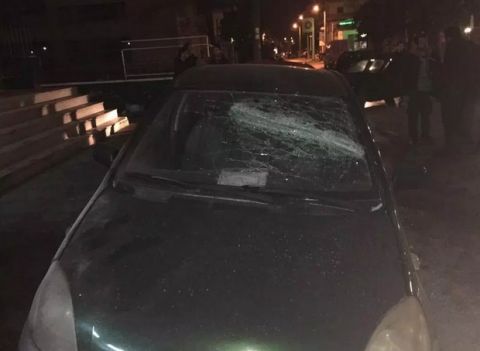 PHOTOS: Σπασμένα μηχανάκια και αυτοκίνητα έξω από το σύνδεσμο του Παναθηναϊκού στο Περιστέρι