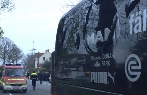 Una ventaja del autobús del club Borussia Dortmund aparece con rota tras una explosión cerca del vehículo mientras se dirigía al estadio para un partido por la Liga de Campeones el martes, 11 de abril de 2017, en Dortmund, Alemania. (Carsten Linhoff/dpa via AP)