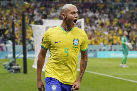 Ο Ρισάρλισον πανηγυρίζει γκολ του στο Βραζιλία - Σερβία