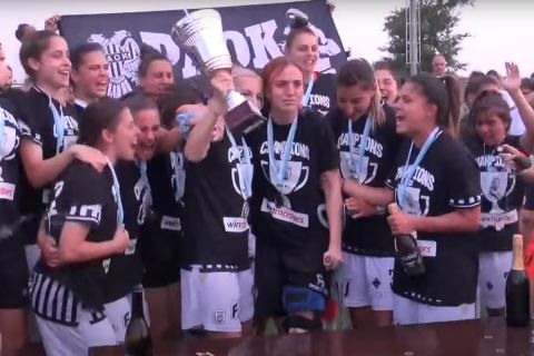 Οι παίκτριες του ΠΑΟΚ πανηγυρίζουν την κατάκτηση του πρωταθλήματος Γυναικών