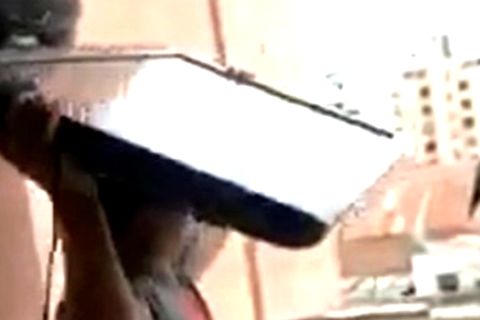 Οργισμένος Αργεντινός πετάει την τηλεόραση από το μπαλκόνι (VIDEO)