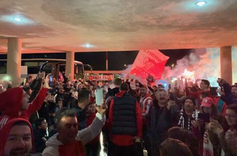 Ολυμπιακός: Χαμός στο αεροδρόμιο της Λήμνου από 500 οπαδούς των "ερυθρόλευκων"
