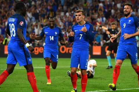 France's midfielder Moussa Sissoko (L), France's midfielder Blaise Matuidi (2L) and France's forward Olivier Giroud (R) celebrate after France's forward Antoine Griezmann scored the second goal for France during the Euro 2016 semi-final football match between Germany and France at the Stade Velodrome in Marseille on July 7, 2016.. / AFP / FRANCK FIFE        (Photo credit should read FRANCK FIFE/AFP/Getty Images)