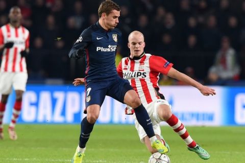 PSV Eindhoven's midfielder Jorrit Hendrix (R) and Atletico Madrid's French forward Antoine Griezmann fight for the ball during the UEFA Champions League round of 16 first leg football match between PSV Eindhoven and Atletico Madrid at the Philips Stadium in Eindhoven on February 24, 2016. AFP PHOTO / EMMANUEL DUNAND / AFP / EMMANUEL DUNAND        (Photo credit should read EMMANUEL DUNAND/AFP/Getty Images)