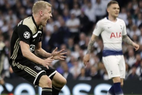 Ajax's Donny van de Beek, left, celebrates after scoring his side's opening goal during the Champions League semifinal first leg soccer match between Tottenham Hotspur and Ajax at the Tottenham Hotspur stadium in London, Tuesday, April 30, 2019. (AP Photo/Kirsty Wigglesworth)