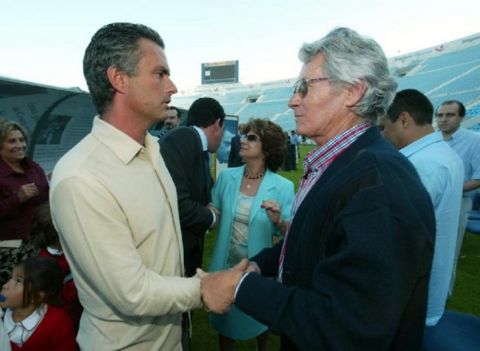 FC Porto coach Jose Mourinho (l) shakes hands with his father Felix (r)