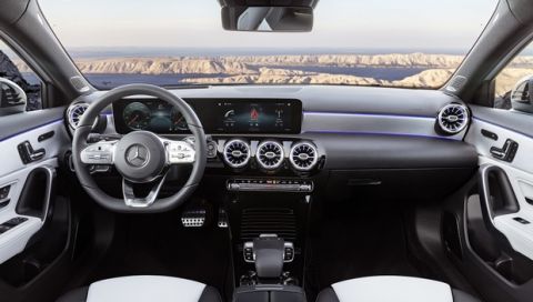 Mercedes-Benz A-Klasse. Interieur: AMG Line nevagrau/schwarz, Exterieur: Digital white pearl 

Mercedes-Benz A-Class. Interior: AMG Line nevagrey/black, Exterior: Digital white pearl 