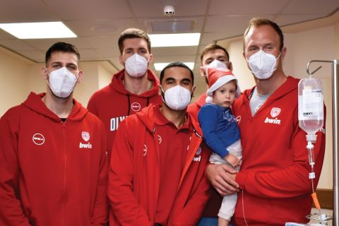 Οι παίκτες του Ολυμπιακού κατά την επίσκεψη τους στο Ιατρικό Κέντρο Αθηνών