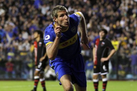 Boca Juniors' Martin Palermo celebrates after scoring a goal against Colon de Santa Fe in their Argentine First Division soccer match in Buenos Aires, September 19, 2010. REUTERS/Marcos (ARGENTINA - Tags: SPORT SOCCER)