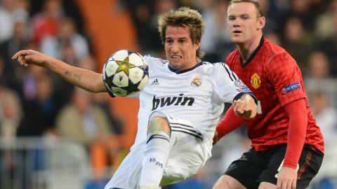 MADRID, SPAIN - FEBRUARY 13:  Fabio Coentrao of Real Madrid is shadowed by Wayne Rooney of Manchester United during the UEFA Champions League Round of 16 first leg match between Real Madrid and Manchester United at Estadio Santiago Bernabeu on February 13, 2013 in Madrid, Spain.  (Photo by Mike Hewitt/Getty Images)