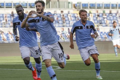 Οι Ιμόμπιλε, Καϊσέδο και Αλμπέρτο πανηγυρίζουν γκολ της Λάτσιο κόντρα στην Σασουόλο για την Serie A