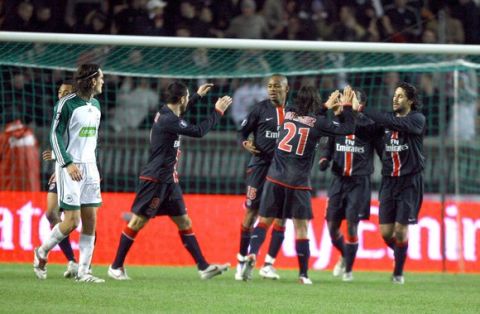 Filippos Darlas contre Pauleta - Paris Saint Germain / Panathinaikos - UEFA - 13.12.2006 - PSG - Foot Football - Largeur action duel opposition