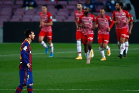 Οι παίκτες της Γρανάδα πανηγυρίζουν γκολ που σημείωσαν κόντρα στην Μπαρτσελόνα για τη La Liga 2020-2021 στο "Καμπ Νόου", Βαρκελώνη | Μεγάλη Πέμπτη 29 Απριλίου 2021
