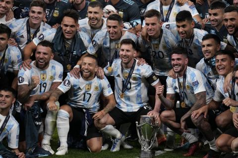 Οι παίκτες της εθνικής Αργεντινής με το τρόπαιο του Finalissima