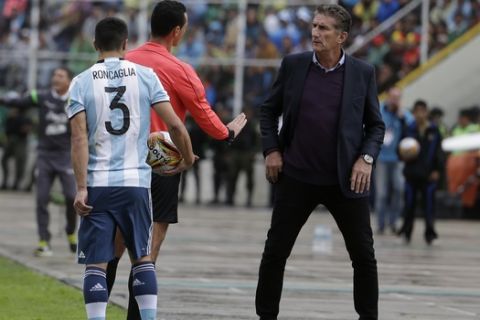 Referee Wilmar Roldan, of Colombia, admonishes Argentina's coach Edgardo Bauza during a World Cup qualifying soccer match against Bolivia in La Paz, Bolivia, on Tuesday, March 28, 2017. (AP Photo/Victor R. Caivano)