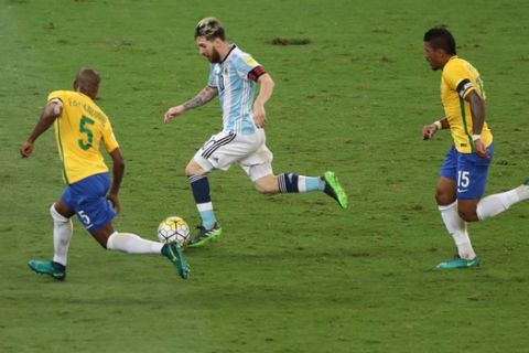 Argentinas Lionel Messi, second from right, dribbles the ball past Brazils Fernandinho, 5, during a 2018 World Cup qualifying soccer match at the Estadio Mineirao in Belo Horizonte, Brazil, Thursday Nov. 10, 2016. (AP Photo/Eugenio Savio)