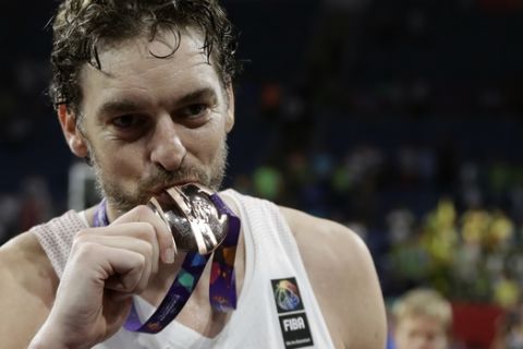 Spain's Pau Gasol kisses the medal as they celebrate at the end of the Eurobasket European Basketball Championship bronze medal match against Russia, in Istanbul, Sunday, Sept. 17. 2017. (AP Photo/Lefteris Pitarakis)