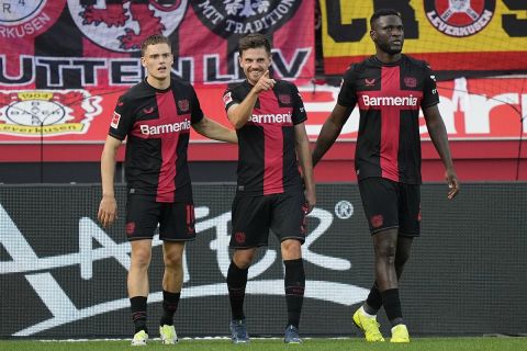 Οι παίκτες της Λεβερκούζεν πανηγυρίζουν γκολ που σημείωσαν κόντρα στη Χάιντενχαϊμ για την Bundesliga 2023-2024 στην "Μπάιαρενα", Λεβερκούζεν | Κυριακή 24 Σεπτεμβρίου 2023