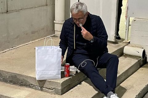 Ο τιμωρημένος Ζοζέ Μουρίνιο τρώει στα σκαλιά μετά το Κάλιαρι - Ρόμα, αφού δεν μπορεί να πάει στα αποδυτήρια