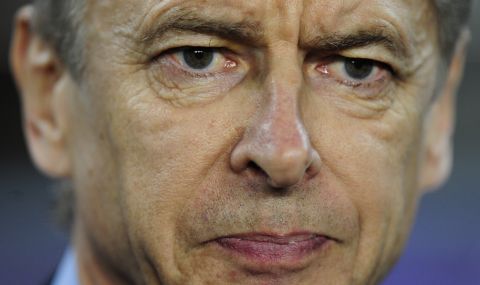 Arsenal's manager Arsene Wenger looks on during a Champions League, round of 16, second leg soccer match against FC Barcelona at the Nou Camp, in Barcelona, Spain, Tuesday, March 8, 2011. (AP Photo/Manu Fernandez)