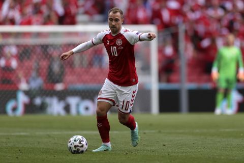Ο Κρίστιαν Έρικσεν με τη φανέλα της εθνικής Δανίας στην πρεμιέρα του Euro 2020 κόντρα στην Φινλανδία 