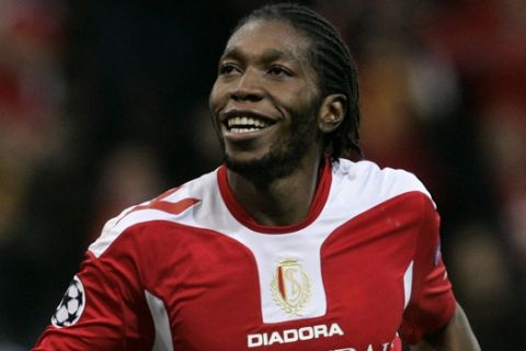 Belgium's Standard Liege player Dieu Mbokani celebrates after he scored against Greece's Olympiakos during their Champions League group H soccer match, in Liege, Belgium, Wednesday Nov.4, 2009. (AP Photo/Yves Logghe)
