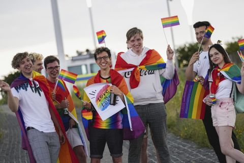 Χιλιάδες φίλαθλοι βρέθηκαν στις εξέδρες της "Αλιάντς Αρένα" κρατώντας σημαίες στο χρώμα του ουράνιου τόξου στα χέρια τους ως στήριξη στην ΛΟΑΤΚΙ+ κοινότητα