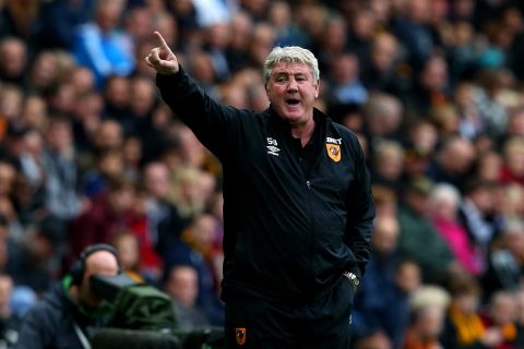 HULL, ENGLAND - OCTOBER 04:  Steve Bruce, manager of Hull City issues instructions to his players from the touchline during the Barclays Premier League match between Hull City and Crystal Palace at KC Stadium on October 4, 2014 in Hull, England.  (Photo by Jan Kruger/Getty Images)