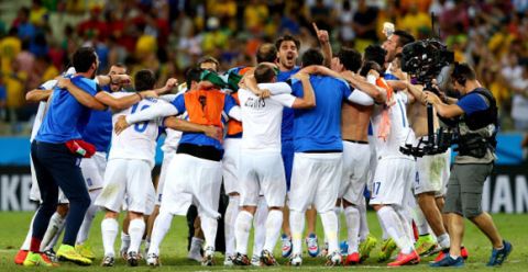 FORTALEZA, BRAZIL - JUNE 24:  Greece players celebrate the 2-1 win after the 2014 FIFA World Cup Brazil Group C match between Greece and Cote D'Ivoire at Estadio Castelao on June 24, 2014 in Fortaleza, Brazil.  (Photo by Alex Livesey - FIFA/FIFA via Getty Images)