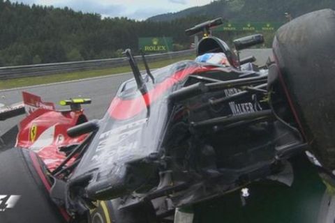 Τρομακτικό ατύχημα με Alonso-Raikkonen 
