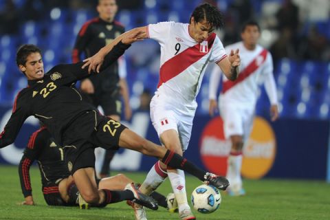 Mexican defender Diego Reyes (L) marks Peruvian forward Paolo Guerrero during a 2011 Copa America Group C first round football match held at the Malvinas Argentinas stadium in Mendoza, 1058 Km west of Buenos Aires, on July 8, 2011 AFP PHOTO / ALEJANDRO PAGNI (Photo credit should read ALEJANDRO PAGNI/AFP/Getty Images)