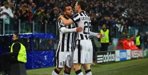 TURIN, ITALY - FEBRUARY 24:  Carlos Tevez of Juventus (L) celebrates with Stephan Lichtsteiner as he score their first goal during the UEFA Champions League Round of 16 first leg match between Juventus and Borussia Dortmund at Juventus Arena on February 24, 2015 in Turin, Italy.  (Photo by Lars Baron/Bongarts/Getty Images)