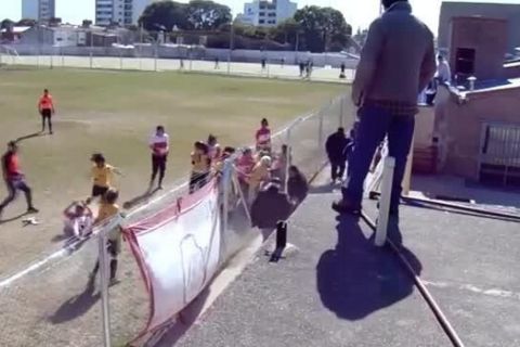 Φοβερό ξύλο γυναικών σε αγώνα ποδοσφαίρου (VIDEO)