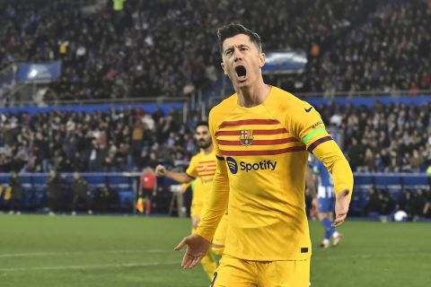 Ο Ρόμπερτ Λεβαντόβσκι της Μπαρτσελόνα πανηγυρίζει γκολ που σημείωσε κόντρα στην Αλαβές για τη La Liga 2023-2024 στο "Μεντιθορόσα", Βιτόρια | Σάββατο 3 Φεβρουαρίου 2024