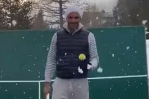 Ο Φέντερερ ξεσκονίζει... τα trick shots του μέσα στο χιόνι