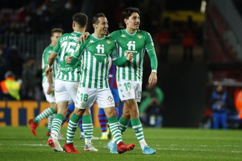 Οι Αντρές Γκουαδράδο  και Εκτορ Μπεγερίν πανηγυρίζουν της νίκη της Μπέτις στο Καμπ Νου επί της Μπαρτσελόνα για τη La Liga