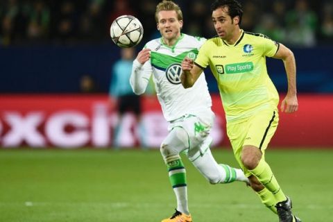"Wolfsburg's striker Andre Schuerrle (L) and Gent's Brazilian defender Rafinha vie for the ball during the second-leg round of 16 UEFA Champions league football match between VfL Wolfsburg and KAA Gent at the Volkswagen arena in Wolfsburg on March 8, 2016.   .. / AFP / ODD ANDERSEN        (Photo credit should read ODD ANDERSEN/AFP/Getty Images)"