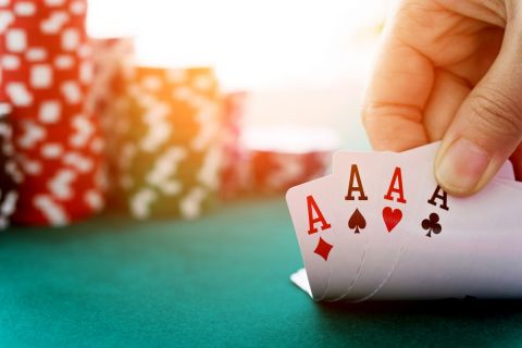 Τράπουλα και μάρκες σε τσόχα πόκερ