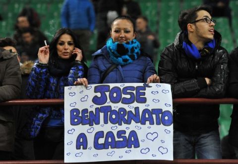 Foto IPP/Sabattini - Milano 20/02/2016 Calcio Campionato serie A 2015 2016, Inter - Sampdoria, nella foto i tifosi dell'inter salutano con dei striscioni e cartelli Jose' Mourinho