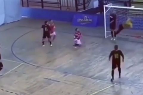 Futsal: Εκπληκτική τετραπλή απόκρουση (VIDEO)