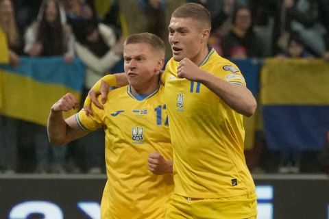 Οι Ζιντσένκο και Ντόβμπικ πανηγυρίζουν τη νίκη επί της Ισλανδίας που έστειλε την Ουκρανία στα τελικά του Euro | 26 Μαρτίου 2024