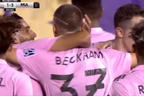 Ο Ρομέο Μπέκαμ πανηγυρίζει με τους συμπαίκτες του το πρώτο του γκολ για φέτος με την Ίντερ Μαϊάμι