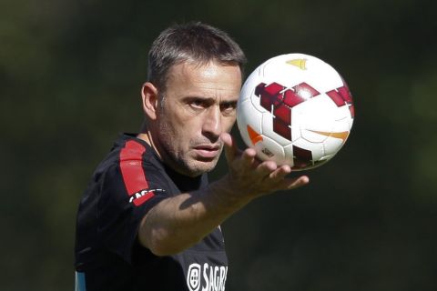 epa03822371 Portugal national soccer team head coach, Paulo Bento, during his team training session in preparation for the upcoming match with Holland, Oeiras, Portugal, 12 August 2013.  EPA/MIGUEL A. LOPES