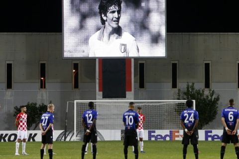 Ενός λεπτού σιγή στη μνήμη του Πάολο Ρόσι κατά τη διάρκεια του Χάποελ Μπερ Σεβά - Νις για το Europa League