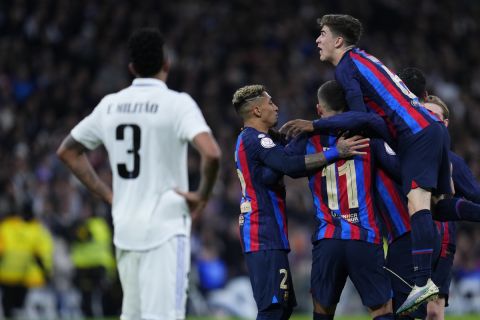 Οι παίκτες της Μπαρτσελόνα πανηγυρίζουν γκολ που σημείωσαν κόντρα στη Ρεάλ για τα ημιτελικά του Copa del Rey 2022-2023 στο "Σαντιάγο Μπερναμπέου", Μαδρίτη | Πέμπτη 2 Μαρτίου 2023