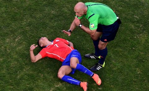 BELO HORIZONTE, BRAZIL - JUNE 28:  Alexis Sanchez of Chile lies on the field as referee Howard Webb looks on during the 2014 FIFA World Cup Brazil round of 16 match between Brazil and Chile at Estadio Mineirao on June 28, 2014 in Belo Horizonte, Brazil.  (Photo by Francois Xavier Marit - Pool/Getty Images)