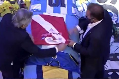 Ο πρόεδρος της Αργεντινής αποχαιρέτησε τον Μαραντόνα με φανέλα της Αρχεντίνος Τζούνιορς