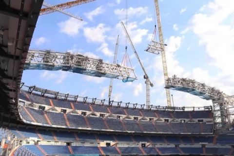 Στιγμιότυπο από την τοποθέτηση της οροφής κατά την ανακαίνιση της έδρας της Ρεάλ Μαδρίτης, Σαντιάγκο Μπερναμπέου, τον Οκτώβριο του 2020.